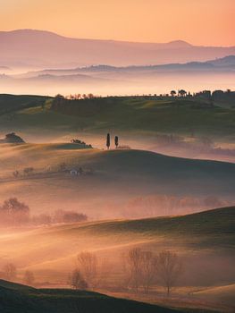 Gouden zonsopgang in de heuvels van Toscane.