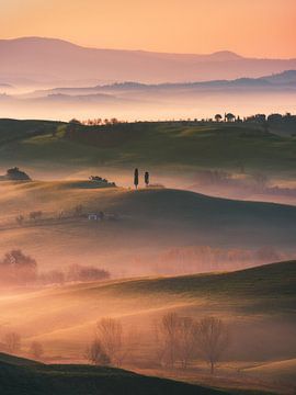 Lever de soleil doré sur les collines de Toscane.