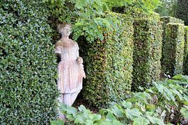 Standbeeld in de tuin bij Villa Augustus van Nicolette Vermeulen