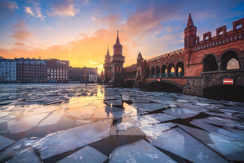 Berlin Oberbaumbrücke mit eisiger Spree von Jean Claude Castor
