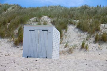 Maison blanche sur la plage en Zélande contre l'herbe et les dunes de sable sur Marco Leeggangers