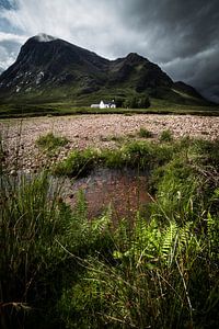 Wit huis gelegen tussen de highlands van Ken Costers