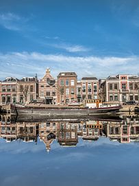 De Leeuwarder stadsgracht gespiegeld op een windstille winterdag by Harrie Muis
