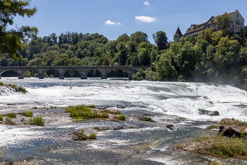 Schaffhausen watervallen, panoramisch uitzicht met watervallen en brug in de zomer, Zwitserland