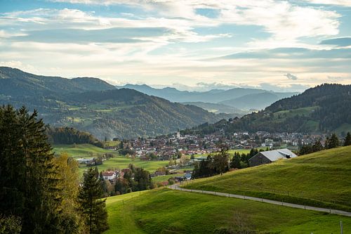 Zonsondergang in de herfst met uitzicht op Oberstaufen