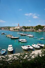 Boten in een baai voor de oude stad van Krk in Kroatië van Heiko Kueverling
