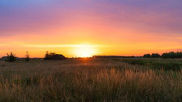 Ein typischer Sonnenuntergang auf den Wiesen von Gouda von Zeb van Drie