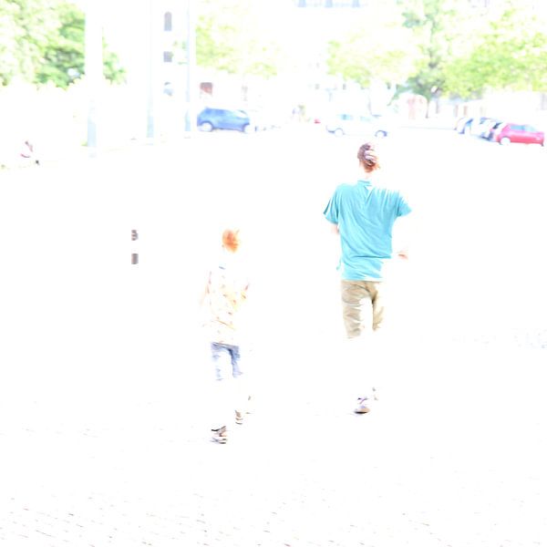 Homme avec enfant par Heike Hultsch