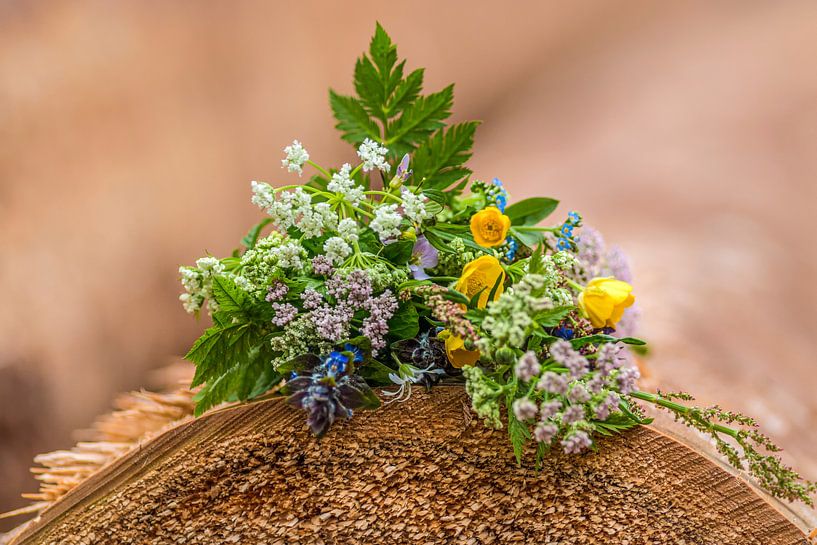 Boeket bloemen op een boomstam van Thomas Heitz