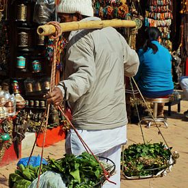 Straatverkoper in Kathmandu, Nepal sur Xandra Ribbers