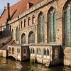 Brugge België zicht over water op Sint-Janshospitaal van Marianne van der Zee