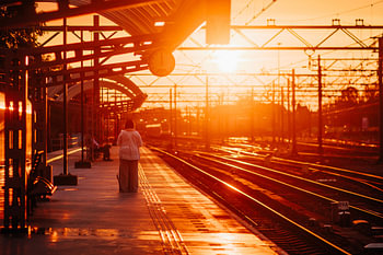 Golden Hour op het station — Perron bij zonsondergang