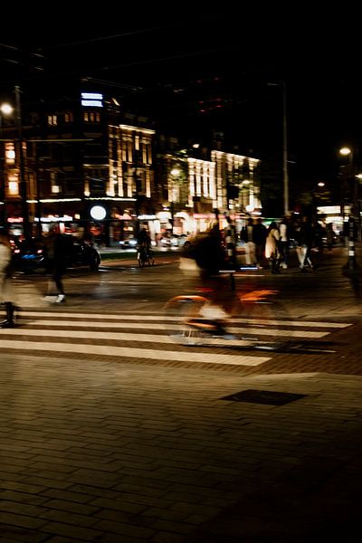 Fietsen in de stad bij nacht van Pix-Art by Naomi.k