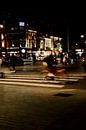 Fietsen in de stad bij nacht van Pix-Art by Naomi.k thumbnail