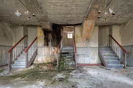 Verlaten hotel met leuk trappenspel by Photography by J