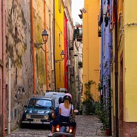 Malerische Straße in Bosa, Sardinien von Maaike Falkena