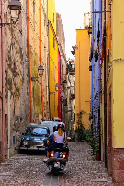 Pittoresk straatje in Bosa, Sardinië van Maaike Falkena
