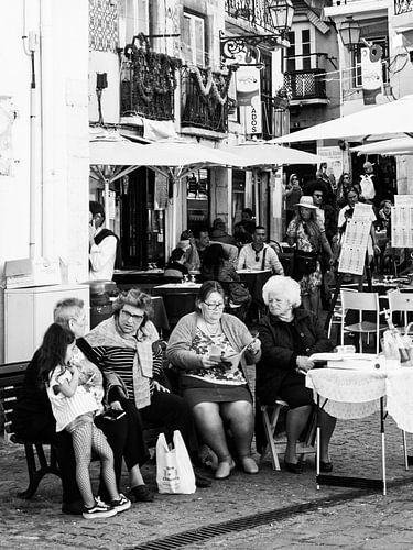 Des vieilles dames sur un carré noir et blanc