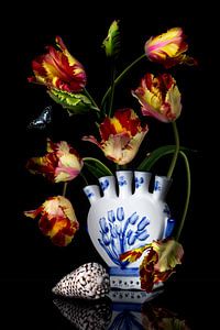 Blumenstillleben mit delfterblauer Vase und Tulpen von Flower artist Sander van Laar