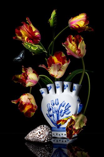 Nature morte florale avec vase bleu delft et tulipes