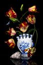 Bloemstilleven met delfts blauwe vaas en tulpen van Sander Van Laar thumbnail
