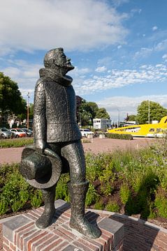 Statue of Olivier van Noort by Richard Wareham