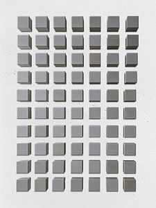 Geometrische Zusammenfassung von Holzblöcken auf Beton - grau