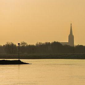 Silhouette von Doesburg über der IJssel bei Sonnenaufgang von Patrick Verhoef