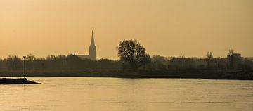 Silhouet Doesburg over de IJssel tijdens zonsopkomst