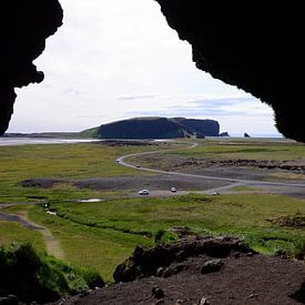 Grünes Island im Frühling, aus einer kleinen Höhle heraus von Miranda Lodder