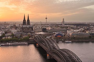 Sunshine - La cathédrale de Cologne au coucher du soleil sur Rolf Schnepp
