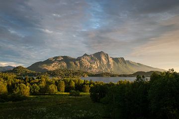 Berg in Noorwegen met zonsondergang