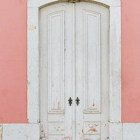 Pastel kleur , oude deur in Portugal van Youri Claessens