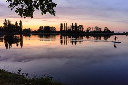 Langste dag, ondergaande zon, de lucht kleur goud oranje en paars