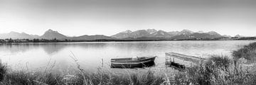 Lac atmosphérique dans les Alpes d'Allgäu en Bavière en noir et blanc sur Manfred Voss, Schwarz-weiss Fotografie