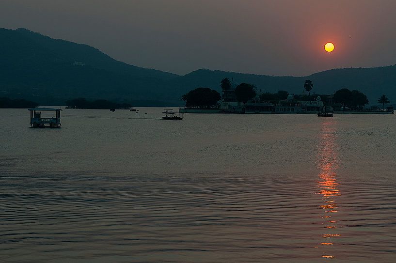 Udaipur: Lake Pichola by Maarten Verhees