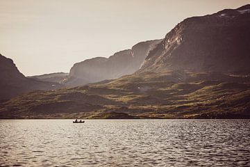 Kanoën in Stavatn, Telemark Noorwegen van Wouter Loeve