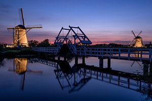 Beleuchtete Windmühlen , eine Brücke und einen Kanal bei Sonnenuntergang von iPics Photography