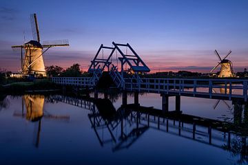 Verlichte molens en een ophaalbrug bij zonsondergang van iPics Photography