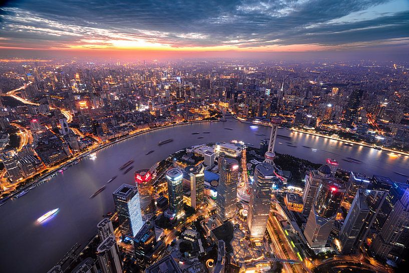 Onwerkelijke zonsondergang boven Shanghai van Maarten Mensink