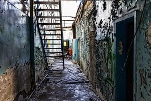 Maroder Korridor mit Treppe nach oben - Lost Place Alter Flugplatz Rangsdorf