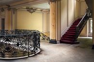 Verlassenes Schloss mit Treppe. von Roman Robroek – Fotos verlassener Gebäude Miniaturansicht