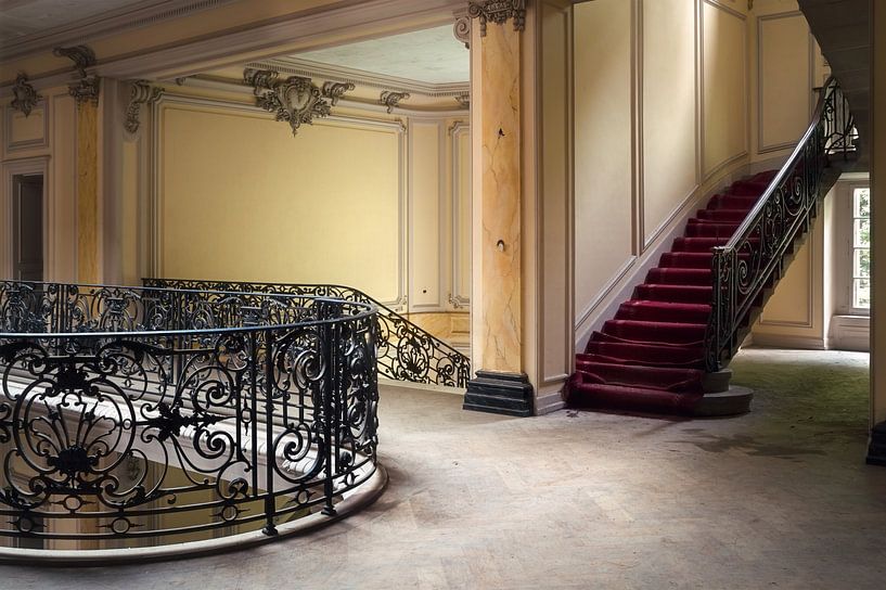Verlassenes Schloss mit Treppe. von Roman Robroek – Fotos verlassener Gebäude