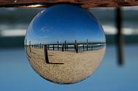 Palendorp zichtbaar door de lensbal.