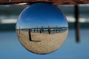 Palendorp zichtbaar door de lensbal. van Corine Dekker