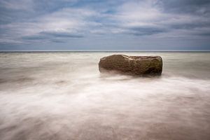 Stone on shore of the Baltic Sea sur Rico Ködder