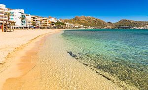 Belle plage de sable dans la baie de Pollenca sur l'île de Majorque, Espagne Mer Méditerranée