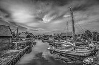De haven van  het Friese stadje Workum in zwart wit van Harrie Muis thumbnail