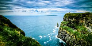 O'Brien's Tower overview, Cliffs of Moher, The Burren, Ireland van Colin van der Bel