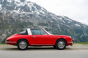 Porsche 912 Targa klassischer Sportwagen in den Alpen